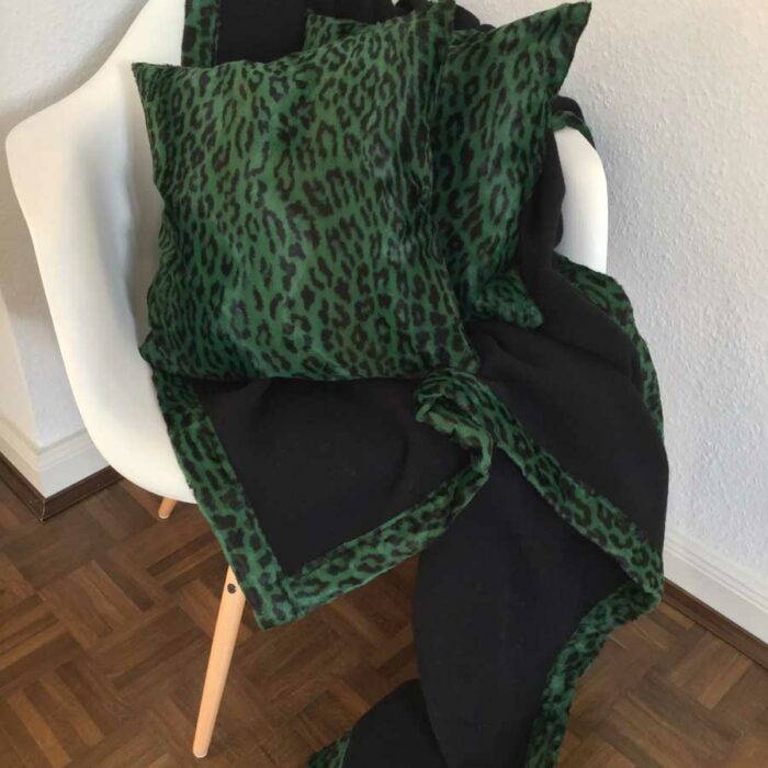 Leo green, Kunstfell-Plaid, Rückseite Wool-Cashmere black – Bild 3