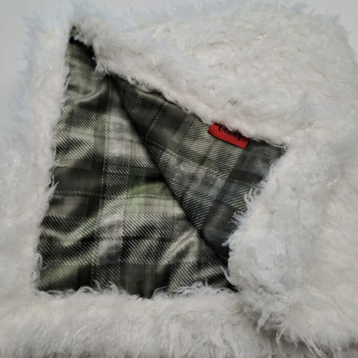 Sheep white, Kunstfell-Plaid, Rückseite Samt Karo green + 1 Kissen 50x50cm gratis – Bild 5