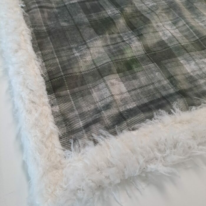 Sheep white, Kunstfell-Plaid, Rückseite Samt Karo green + 1 Kissen 50x50cm gratis – Bild 7