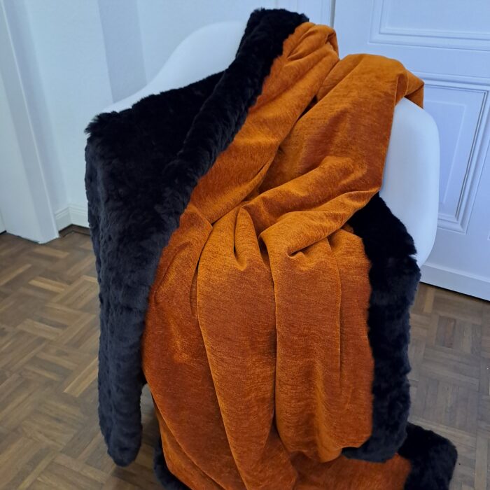 Awassi black, Kunstfell-Plaid, Rückseite Chenille orange