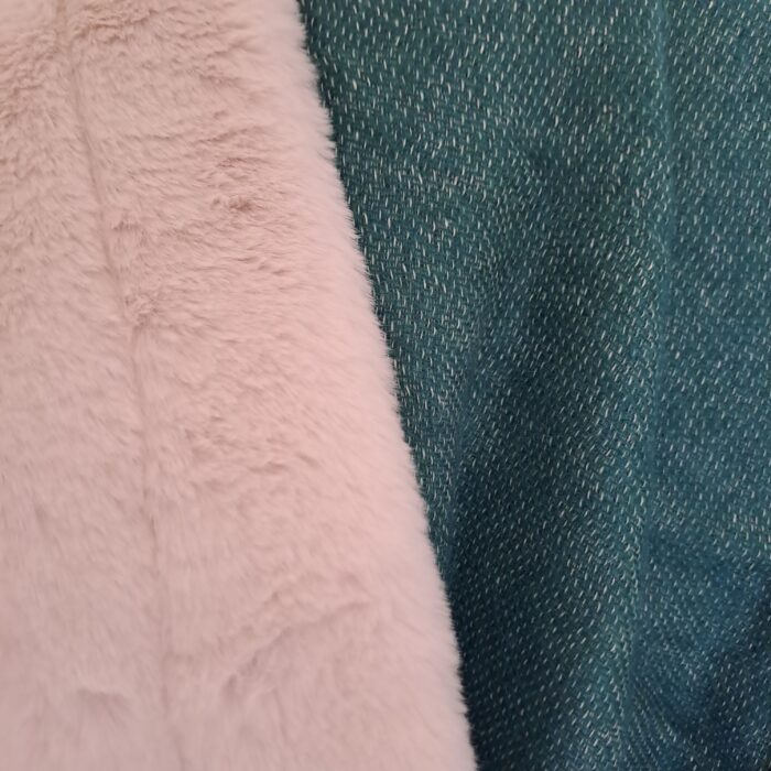 Kanin ivory, Kunstfell-Plaid, Rückseite Mohair turquoise – Bild 2