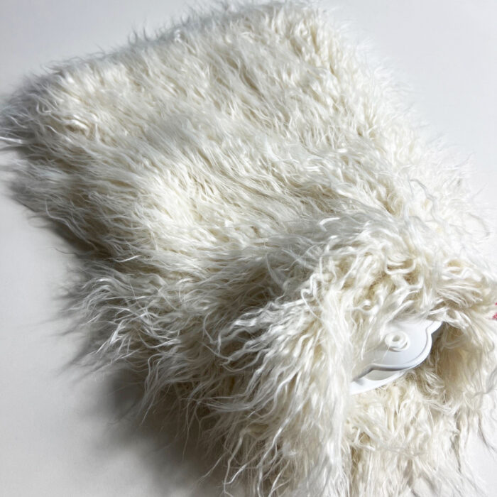 Yeti beige, Kunstfell-Plaid, Rückseite Wool-Cashmere off-white, mit einer gratis Wärmflasche! – Bild 3