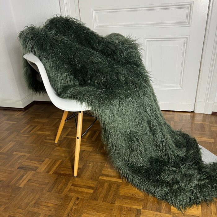 Yeti olive, Kunstfell-Plaid, Rückseite Wool-Cashmere grey, mit einer gratis Wärmflasche!