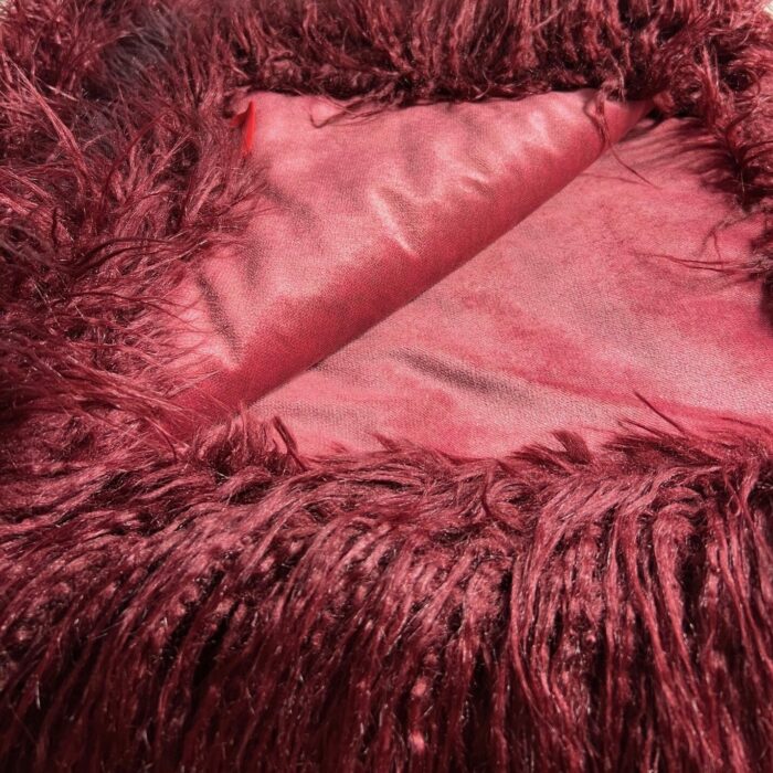 Yeti bordeaux, Kunstfell-Plaid, Rückseite Samt winered, mit einer gratis Wärmflasche! – Bild 2