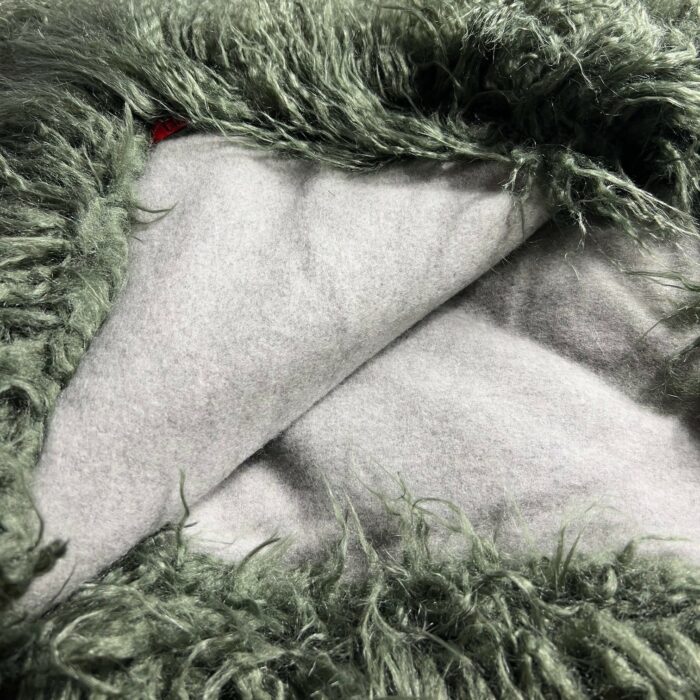 Yeti olive, Kunstfell-Plaid, Rückseite Wool-Cashmere grey, mit einer gratis Wärmflasche! – Bild 2