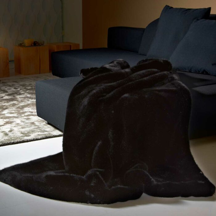 Panther black, Kunstfell-Plaid, Rückseite Wool-Cashmere stonegrey, Messemodell