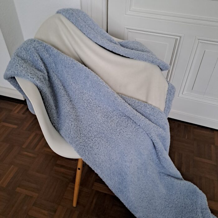 Teddy blue, Kunstfell-Plaid, Rückseite Wool-Cashmere off-white