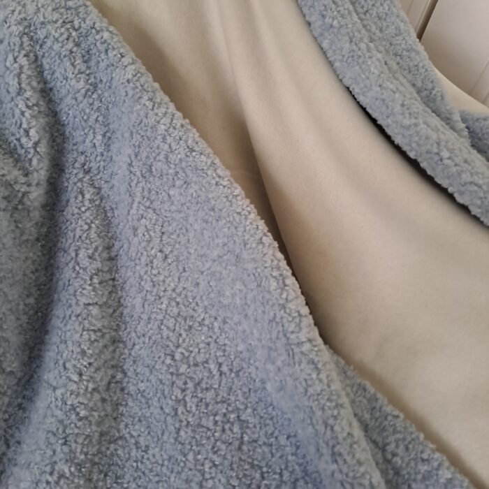 Teddy blue, Kunstfell-Plaid, Rückseite Wool-Cashmere off-white – Bild 2