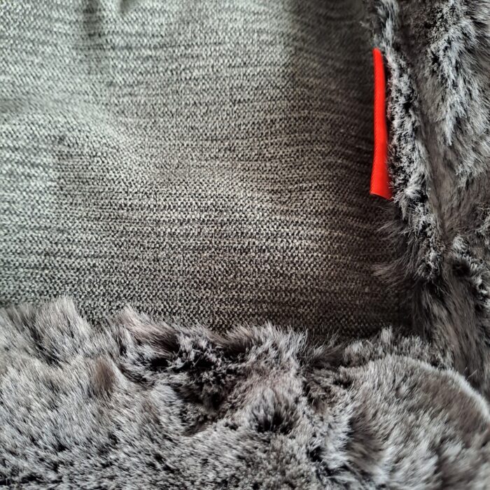 Puma frost black, Kunstfell-Plaid, Rückseite Chenille stonegrey, Messemodell – Bild 2