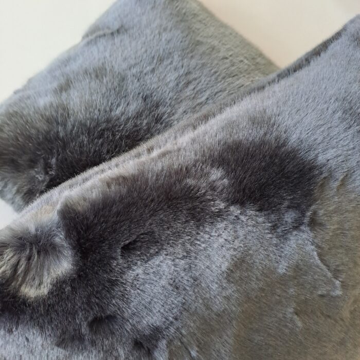 Seal dunkelgrau, Kunstfell-Kissenhüllen, verschiedene Größen, Auslaufmodell – Bild 4