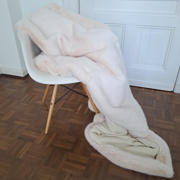 Seal champagner, Kunstfell-Plaid, Rückseite Wool-Cashmere off-white, Auslaufmodell