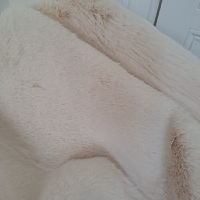 Seal champagner, Kunstfell-Plaid, Rückseite Wool-Cashmere off-white, Auslaufmodell – Bild 2