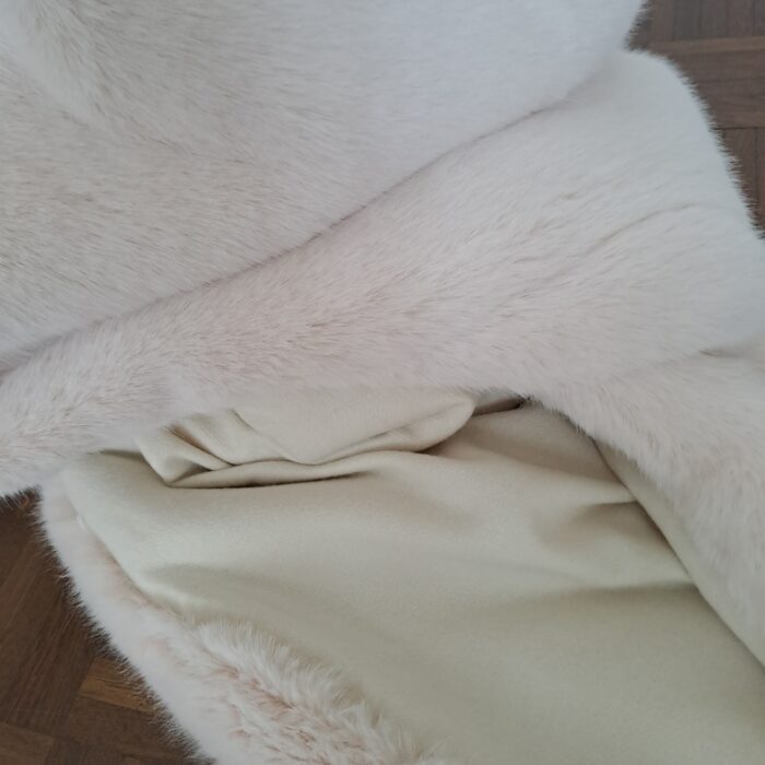 Seal champagner, Kunstfell-Plaid, Rückseite Wool-Cashmere off-white, Auslaufmodell – Bild 4