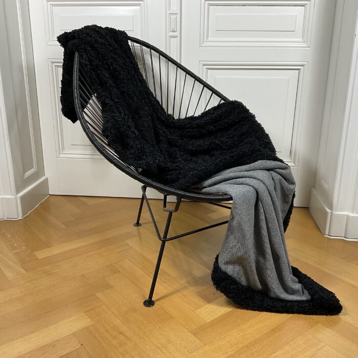 Alpaka black, Kunstfell-Plaid, Rückseite Wool-Cashmere streifen, Auslaufmodell