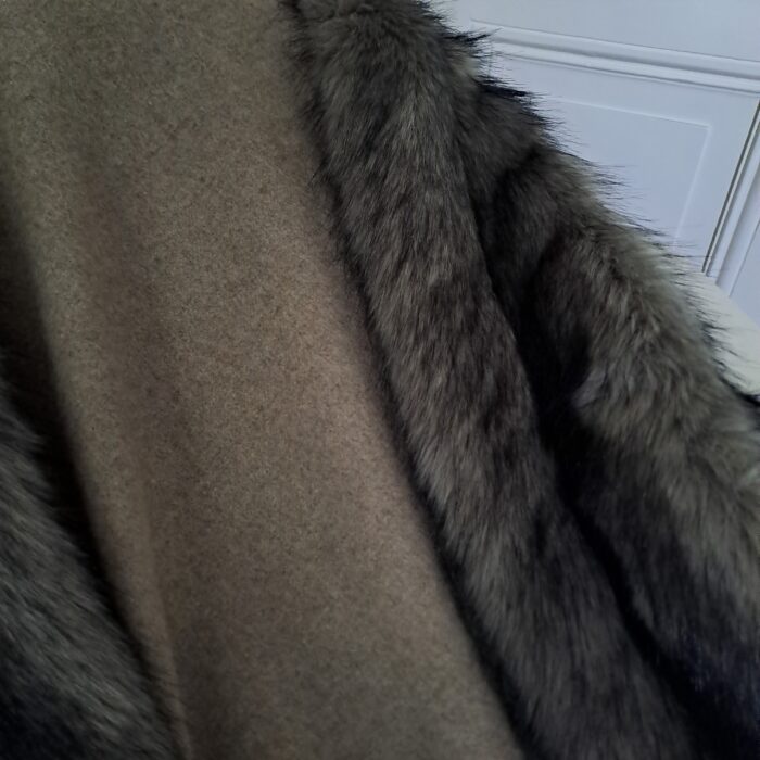 Fuchs brown-grey, Kunstfell-Plaid, Rückseite Wool-Cashmere kitt, Musterstoff – Bild 2