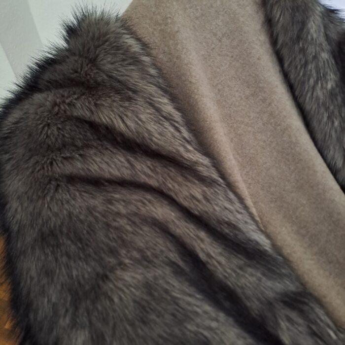Fuchs brown-grey, Kunstfell-Plaid, Rückseite Wool-Cashmere kitt, Musterstoff – Bild 3