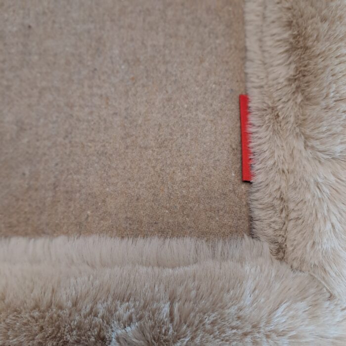 Hermelin beige, Kunstfell-Plaid, Rückseite Wool-Cashmere camel, Messemodell – Bild 2