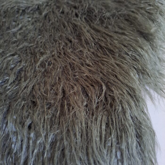 Yeti olive, Kunstfell-Kissenhülle, 60x60cm, Auslaufmodell – Bild 2