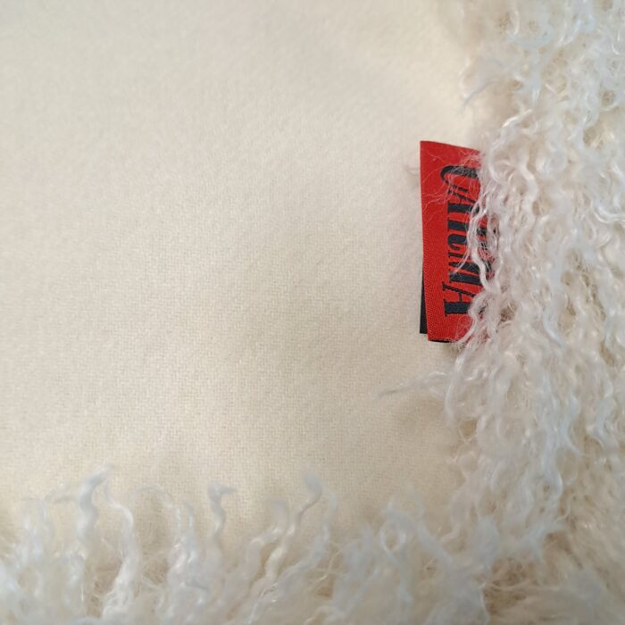 Mongolian ivory, Kunstfell-Plaid, Rückseite Wool-Cashmere off-white, Messemodell – Bild 2