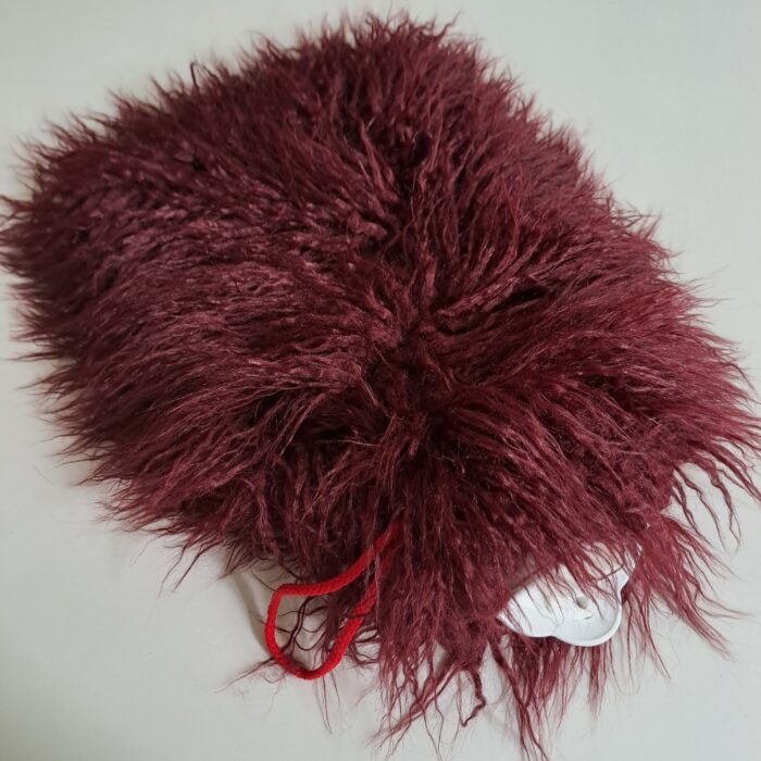 Yeti bordeaux, Kunstfell-Plaid, Rückseite Samt winered, mit einer gratis Wärmflasche! – Bild 3